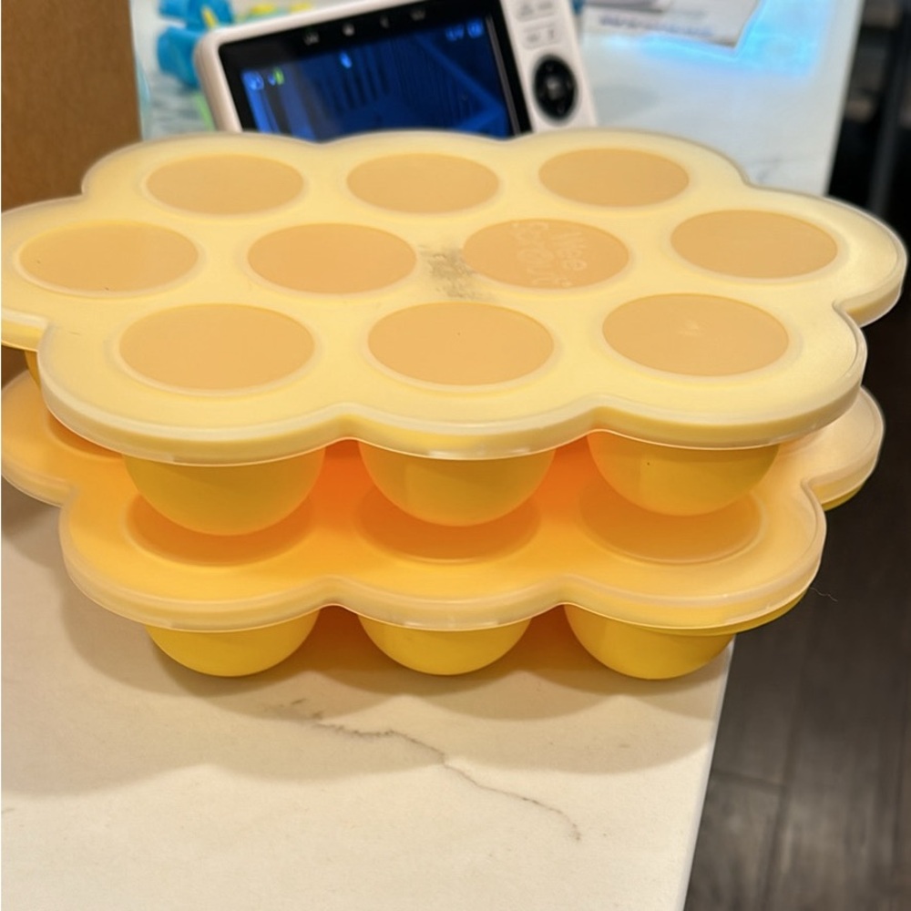 Silicone baby food or breastmilk storage